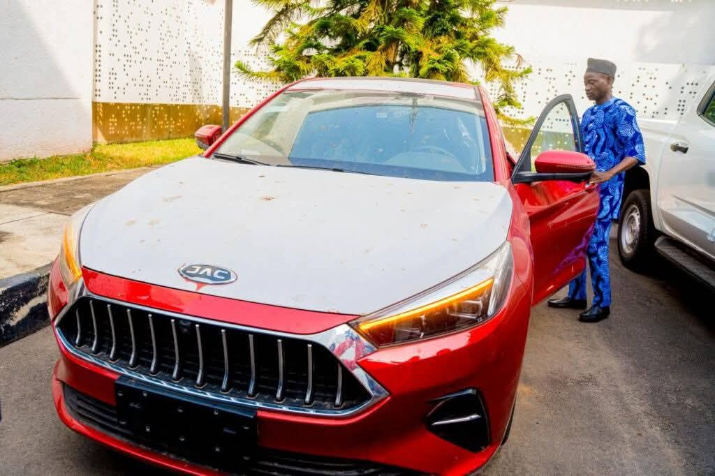 Ogun Governor Gifts Brand New Car to Nigeria’s Best Primary School Teacher