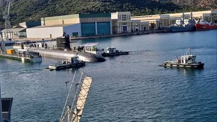 US Submarine Strike Sinks Iranian Warship in Indian Ocean, Over 140 ...