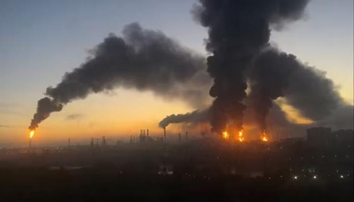 US Threatens to Cut Ukraine Intelligence, Weapons Support Over Russian Refinery Strikes